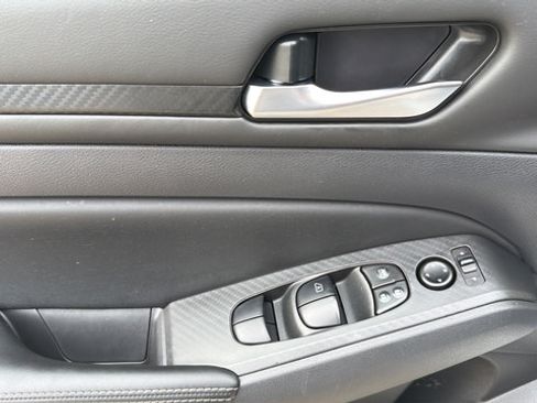 Used 2024 Nissan Altima 2.5 SV AWD/4WD image 12