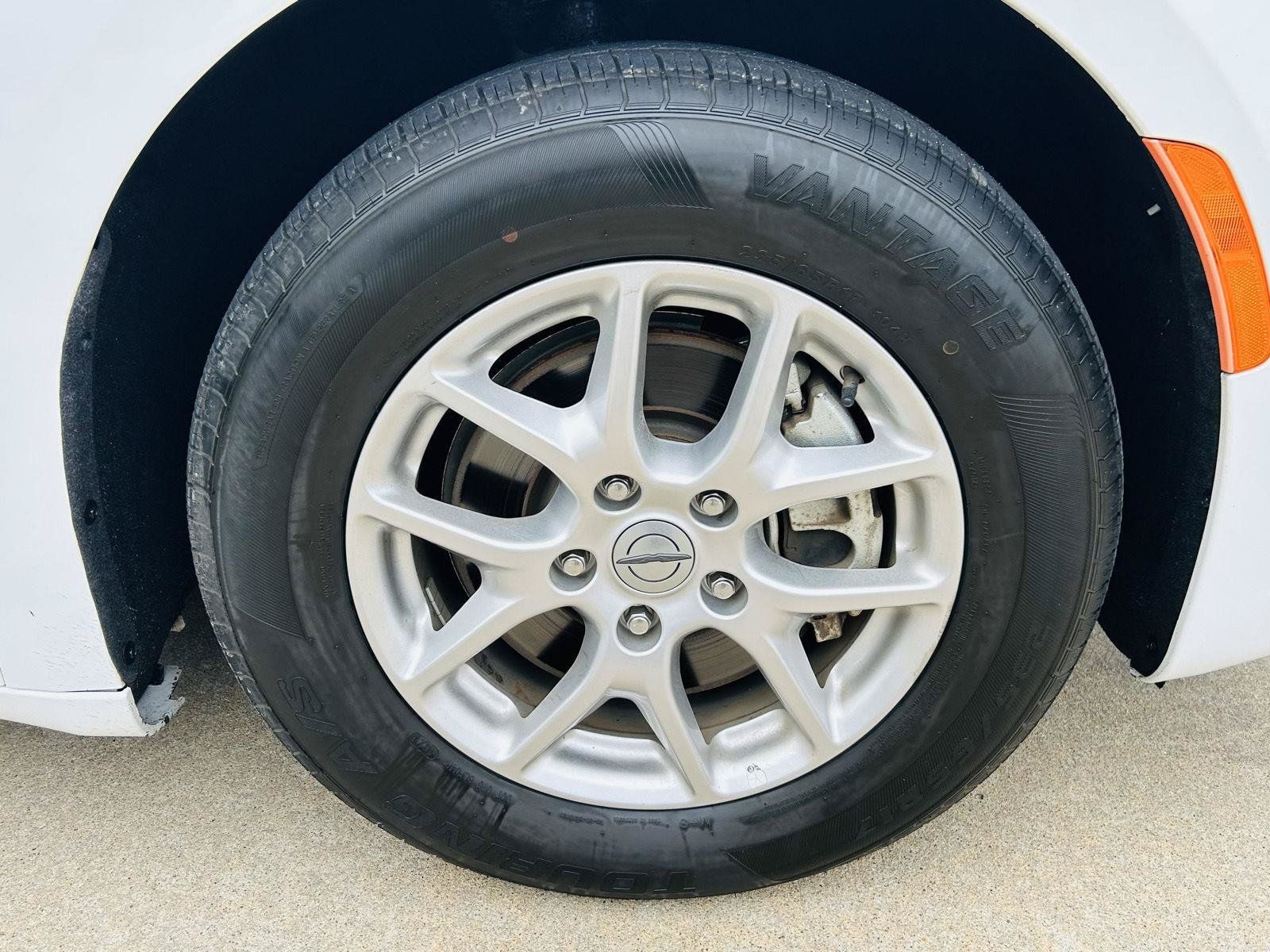 Used 2024 Chrysler Pacifica Touring-L FWD image 41