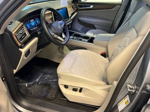 Certified 2025 Volkswagen Atlas SE FWD image 6