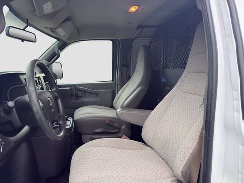 Used 2018 Chevrolet Express 2500 w/ Driver Convenience Package RWD image 9