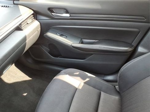 Used 2024 Nissan Altima 2.5 SV FWD image 25