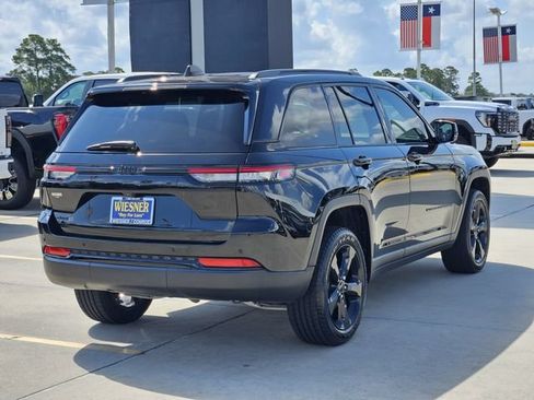 Used 2024 Jeep Grand Cherokee Altitude AWD/4WD image 5