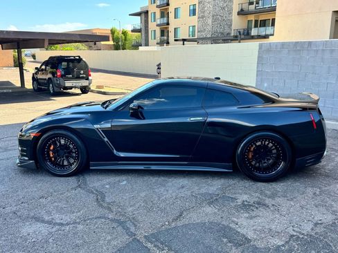 Used 2014 Nissan GT-R Black Edition image 5
