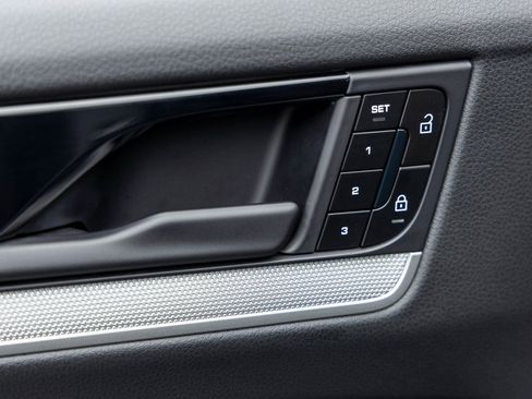 Certified 2025 Porsche Cayenne S image 22