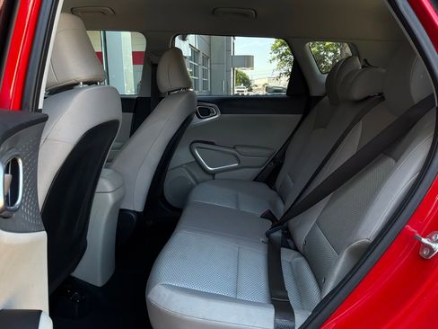 Used 2025 Kia Soul LX w/ LX Technology Package FWD image 10