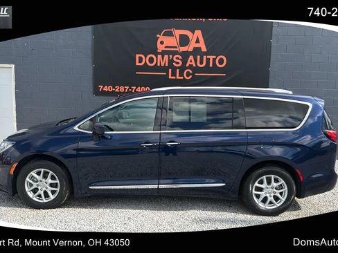 Used 2020 Chrysler Pacifica Touring-L FWD image 1