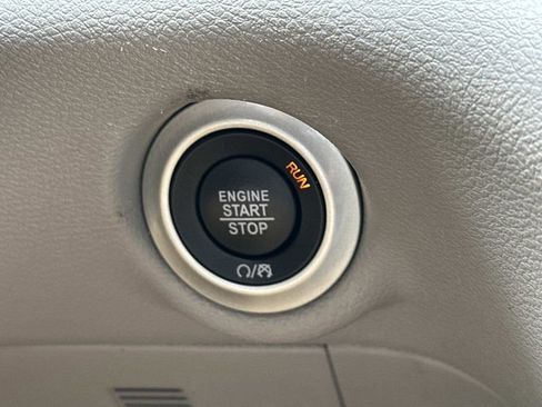 Used 2024 Chrysler Pacifica Touring-L FWD image 28