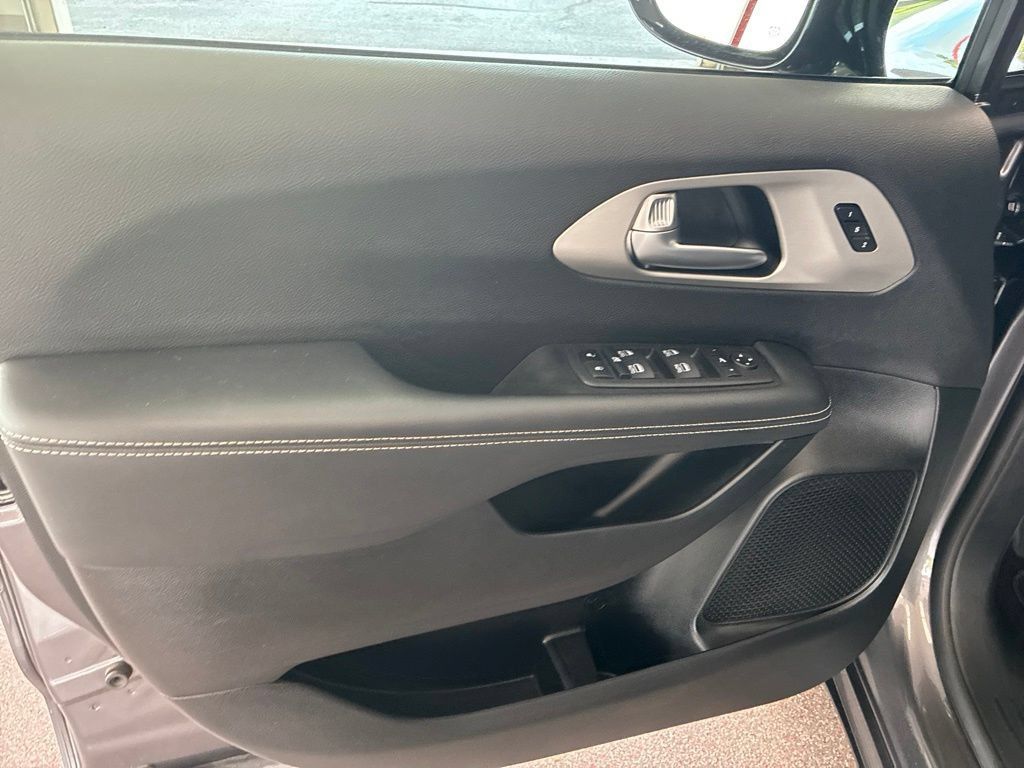 Used 2023 Chrysler Pacifica Limited w/ S Appearance Package FWD image 14