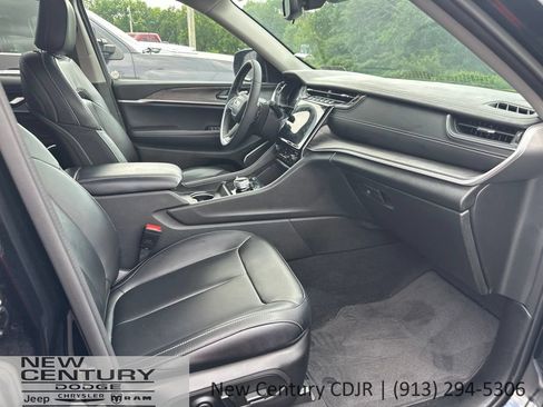 Used 2023 Jeep Grand Cherokee Limited w/ Black Appearance Package AWD/4WD image 7