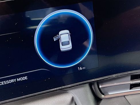 Certified 2025 Hyundai Elantra SEL image 11