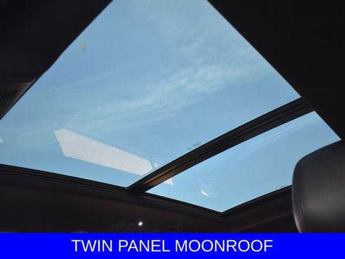 Used 2022 Volkswagen Tiguan SE R-Line image 8