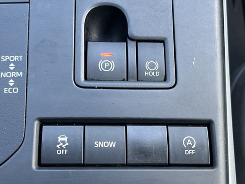 Used 2022 Toyota Highlander XLE image 9