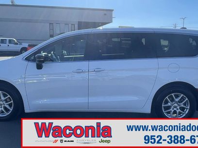 Used 2025 Chrysler Pacifica Select