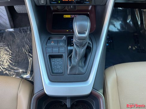 Used 2022 Toyota RAV4 Limited FWD image 31