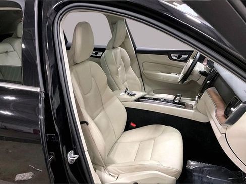 Certified 2022 Volvo XC60 B5 Momentum w/ Climate Package image 8