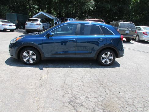 Used 2018 Kia Niro LX FWD image 2