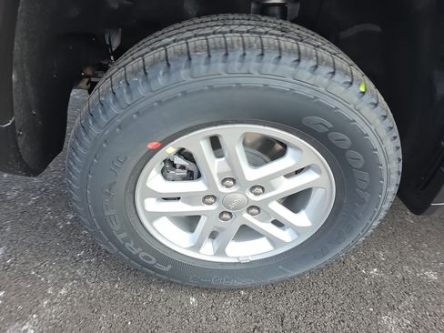 New 2025 Jeep Grand Cherokee Laredo image 28