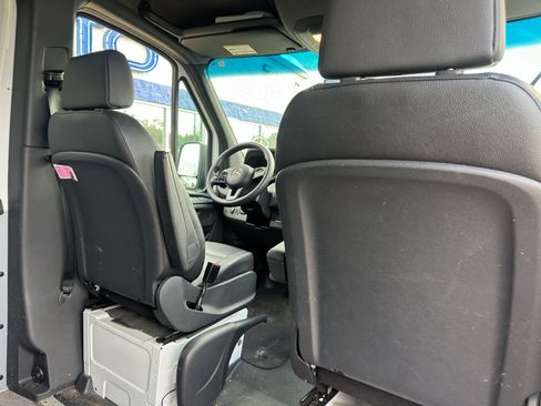 Used 2022 Mercedes-Benz Sprinter 2500 image 14
