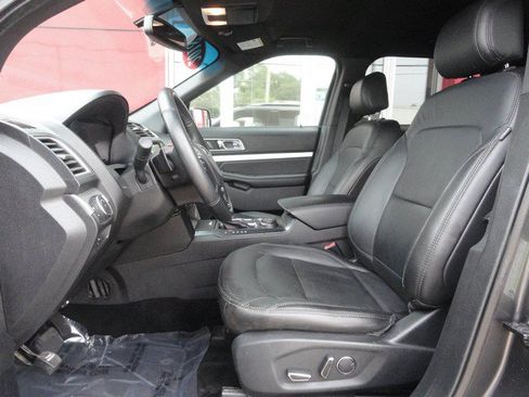 Used 2017 Ford Explorer XLT w/ Equipment Group 202A AWD/4WD image 8