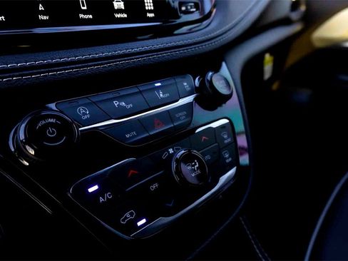 New 2026 Chrysler Pacifica Limited image 16