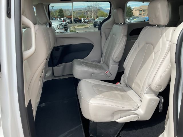 Used 2021 Chrysler Pacifica Touring-L FWD image 14