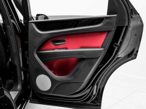 Used 2023 Bentley Bentayga V8 image 52