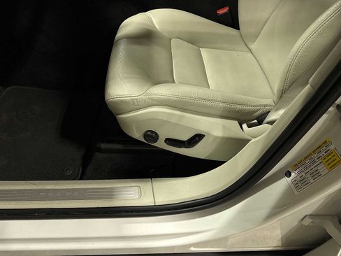 Used 2023 Volvo XC60 B5 Plus image 24