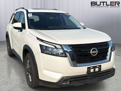 Used 2024 Nissan Pathfinder SV w/ SV Premium Package AWD/4WD image 5
