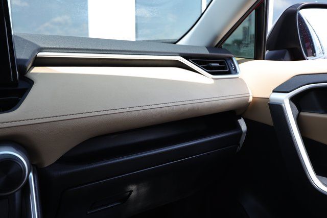 Used 2019 Toyota RAV4 LE FWD image 25