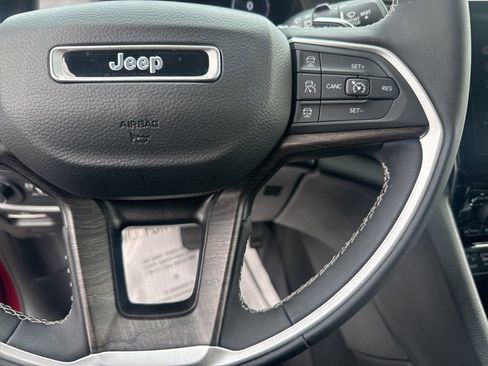 Used 2023 Jeep Grand Cherokee Limited w/ Black Appearance Package AWD/4WD image 18
