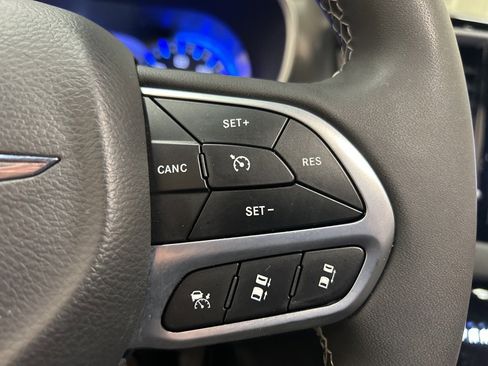 Used 2025 Chrysler Pacifica Select image 22