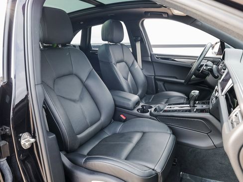 Certified 2024 Porsche Macan image 28