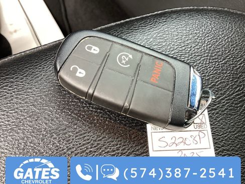 Used 2025 Jeep Compass Limited image 32