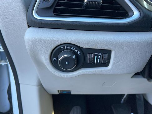 Used 2024 Chrysler Pacifica Touring-L image 14