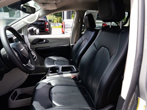 Used 2023 Chrysler Pacifica Touring-L FWD image 17