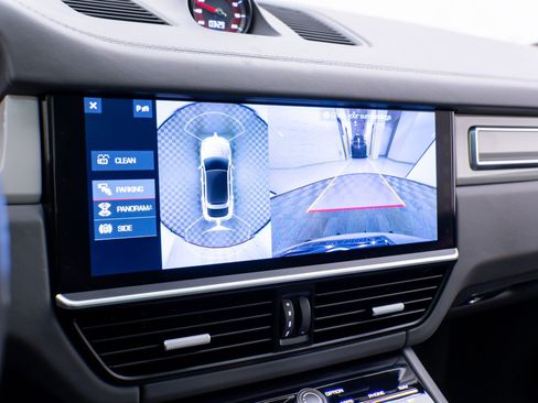 Used 2020 Porsche Cayenne Turbo image 24
