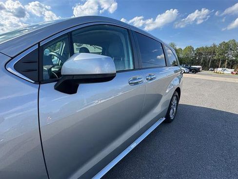 Used 2023 Toyota Sienna XLE AWD/4WD image 11