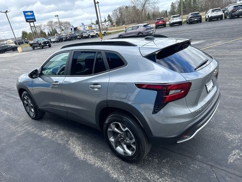 Used 2025 Chevrolet Trax LT w/ Driver Confidence Package image 9