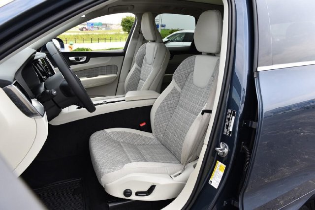Used 2022 Volvo XC60 B5 Momentum AWD/4WD image 19
