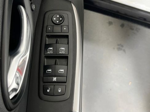 Used 2022 Jeep Cherokee Limited AWD/4WD image 17