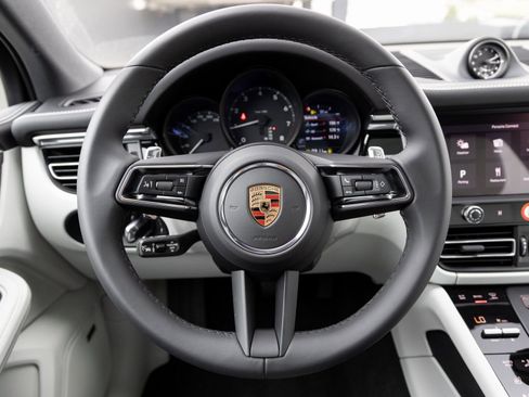 Certified 2025 Porsche Macan image 13