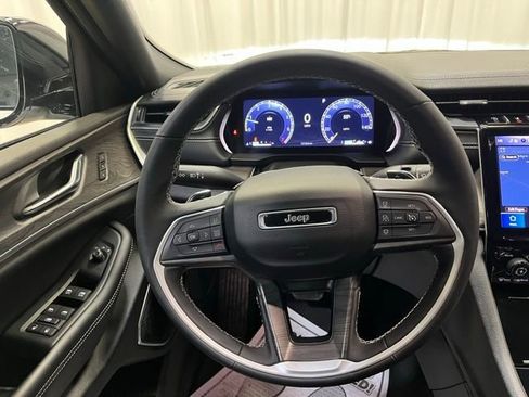 Used 2024 Jeep Grand Cherokee Limited w/ Black Appearance Package image 20