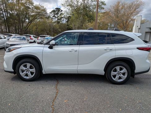 Used 2022 Toyota Highlander LE image 6