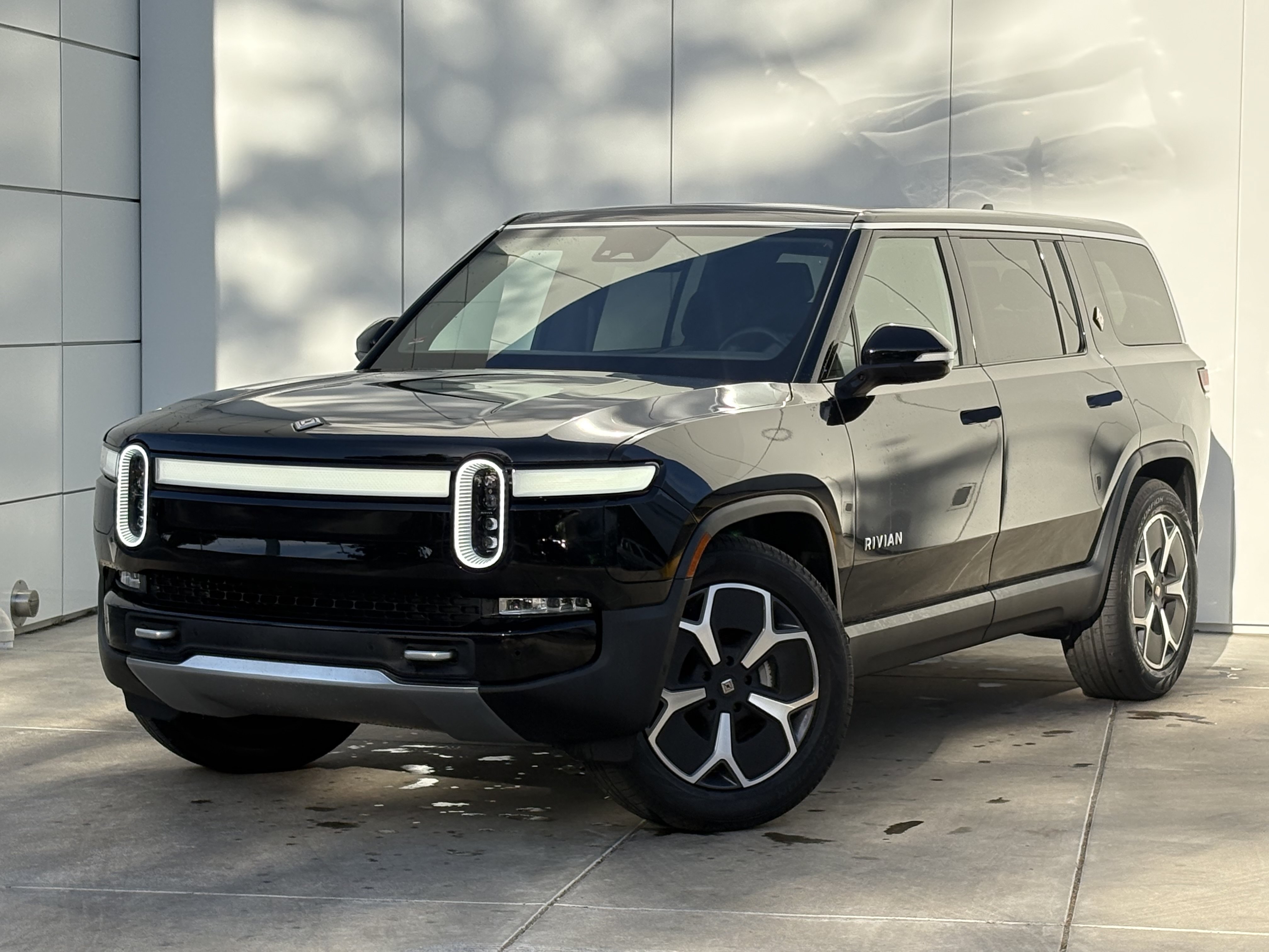 Used 2024 Rivian R1S Adventure Dual AWD/4WD image 2