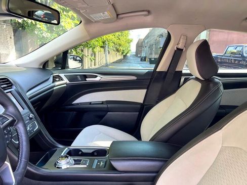 Used 2020 Ford Fusion SE w/ Equipment Group 151A image 17