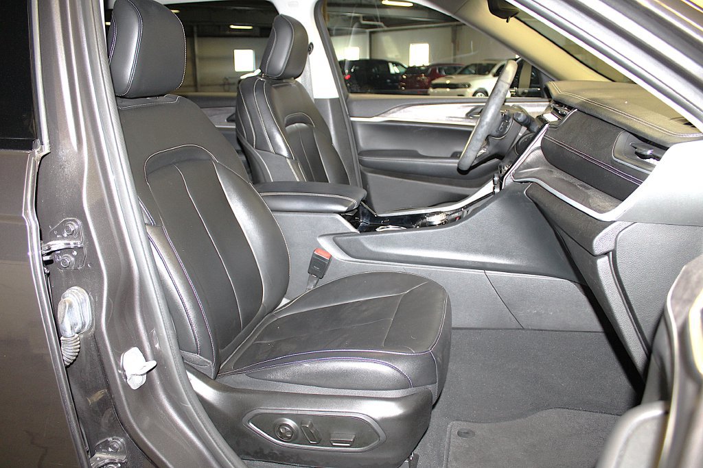 Certified 2023 Jeep Grand Cherokee L Limited AWD/4WD image 32