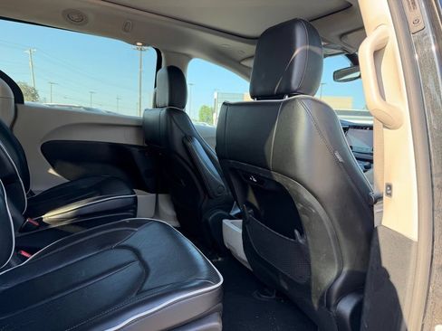 Used 2023 Chrysler Pacifica Limited FWD image 27