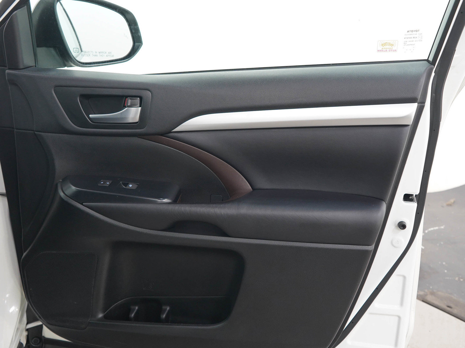 Used 2019 Toyota Highlander XLE AWD/4WD image 12