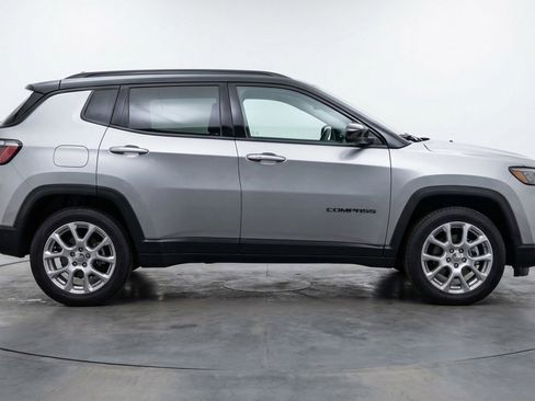 Used 2025 Jeep Compass Limited image 11