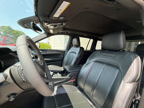 Used 2023 Jeep Grand Cherokee Overland AWD/4WD image 16
